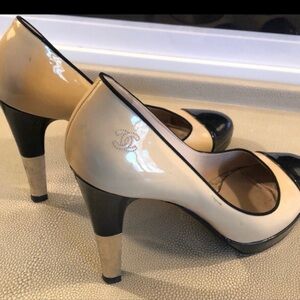 CHANEL Beige and Black Patent Leather Two-Tone Pumps